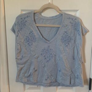 By Anthropologie Light Blue Cotton Blend Women’s V-Neck Shirt Blouse w/Flowers S
